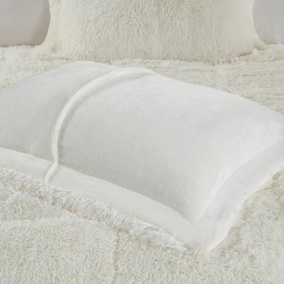 IVORY/WHITE FAUX FUR PILLOW SHAMS - Picture 7 of 11